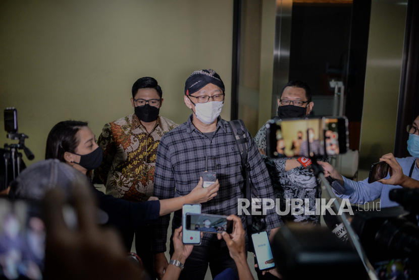 Permadi Arya alias Abu Janda menjawab pertanyaan wartawan usai menjalani pemeriksaan di Bareskrim Mabes Polri, Jakarta, Senin (1/2).
