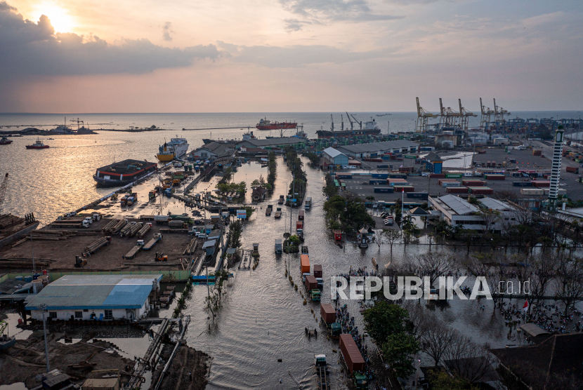 Foto udara kondisi banjir limpasan air laut ke daratan atau rob yang merendam kawasan Pelabuhan Tanjung Emas Semarang, Jawa Tengah (ilustrasi)
