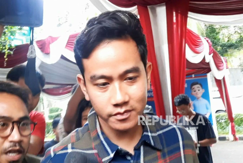 Cawapres pemenang Pilpres 2024 versi hitung cepat, Gibran Rakabuming Raka saat tiba di kediaman capres pendampingnya, Prabowo Subianto di Jalan Kertanegara, Jakarta Selatan, Jumat (23/2/2024) sore. 