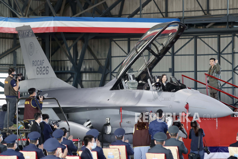  Presiden Tsai Ing-wen memeriksa kokpit jet tempur F-16V selama upacara komisioning F-16V Angkatan Udara Taiwan di dalam pangkalan udara Chiayi, Taiwan, Kamis (18/11). Presiden Tsai menghadiri commissioning 42 pertama Angkatan Udara F-16V upgrade jet tempur. Taiwan telah membeli 66 F-16V baru dari Amerika Serikat. China mengatakan tidak ada ruang kompromi mengenai Taiwan.