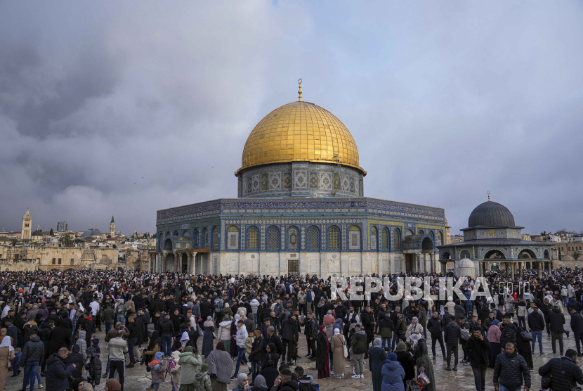 Warga Palestina berkumpul untuk salat Idul Fitri di dekat Kuil Kubah Batu di kompleks Masjid Al Aqsa di Yerusalem. Adzan berkumandang di Yerusalem sejak pembebasan oleh pasukan Muslim.