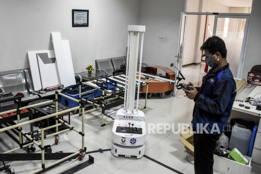 Seorang anggota tim Telkom University menguji coba Autonomous UVC Mobile Robot (AUMR) di Laboratorium Bandung Techno Park Telkom University, Kabupaten Bandung, Kamis (14/5). Telkom University bekerja sama dengan Balai Pengembangan Instrumentasi LIPI berhasil membuat robot Autonomous UVC Mobile Robot (AUMR)