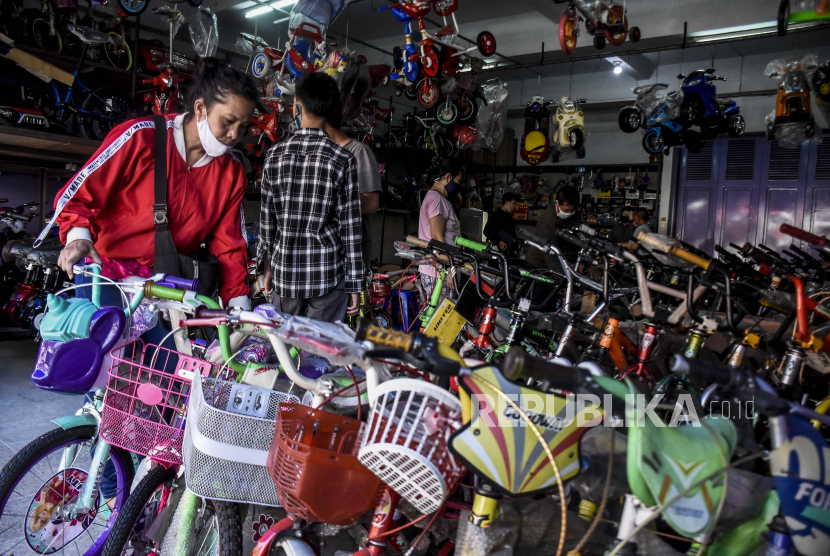 Calon pembeli memilih sepeda di salah satu toko sepeda (ilustrasi). Kemenperin memberi pelayanan sertifikasi Standar Nasional Indonesia (SNI) untuk industri sepeda sebagai upaya meningkatkan daya saing industri sepeda di dalam negeri.