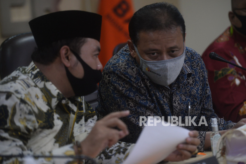 Ketua Bawaslu Abhan (kanan) berbincang bersama anggota Bawaslu Mochammad Afifuddin sebelum menyampaikan keterangan pers terkait persiapan Bawaslu dalam pengawasan pencocockan dan penelitian (Coklit) data pemilih pilkada tahun 2020 di Gedung Bawaslu, Jakarta (14/7). Pelaksanaan tahapan Coklit akan dilaksanakan pada 15 Juli hingga 13 Agustus 2020.Prayogi/Republika.