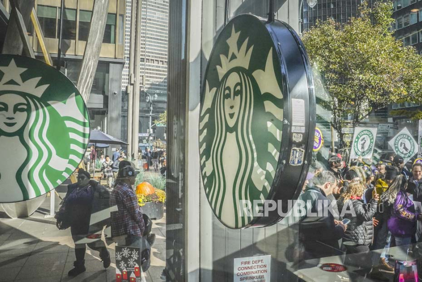 A coalition of unions and supporters join Starbucks workers at a rally outside a midtown Manhattan Starbucks coffee store, calling for fair schedules and wages, Thursday, Nov. 16, 2023, in New York. 