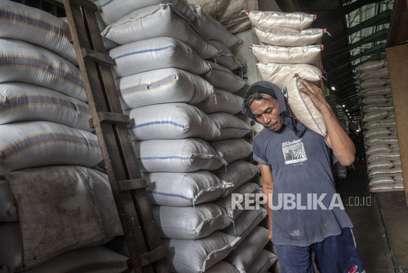 Pekerja membawa beras di Pasar Induk Beras Cipinang , Jakarta, Kamis (2/2/2023). Direktur Utama Bulog, Budi Waseso mengakui adanya mafia beras dimana hal tersebut  menjadi salah satu penyebab kenaikan harga beras di pasar. ANTARA FOTO/Muhammad Adimaja/foc.
