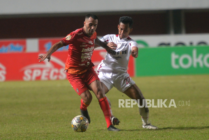 Gelandang tengah Bali United FC, Brwa Nouri (kiri).