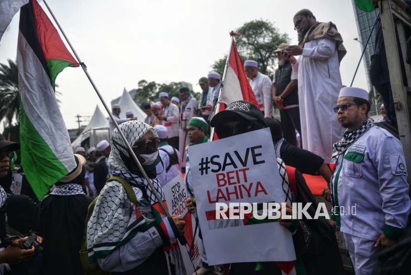 Sejumlah orang mengikuti aksi bela Palestina di depan Kantor Kedutaan Besar Amerika Serikat (AS), Jakarta, Ahad (10/11/2024). Dalam aksinya mereka juga menyerukan  boikot produk terafiliasi Israel.