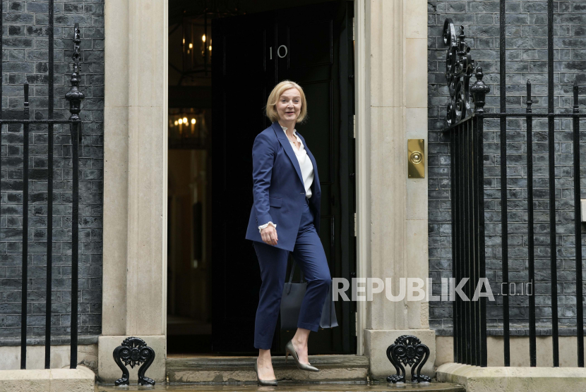 Perdana Menteri Inggris Liz Truss meninggalkan Downing Street. Jalan Whitehall dekat Downing Street terpaksa harus ditutup sementara karena paket mencurigakan