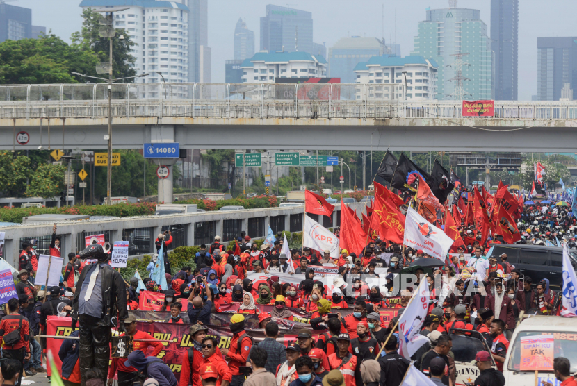 Sejunlah buruh mengikuti aksi unjuk rasa di depan gedung DPR, Jakarta, Rabu (10/8/2022). Dalam aksi tersebut mereka menuntut pemerintah untuk menghapus Omnibus law. Republika/Putra M. Akbar