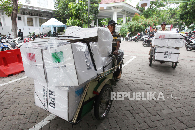 Tukang becak mengangkut logistik hasil Pemilu 2024 di Kantor Kecamatan Kenjeran, Surabaya, Jawa Timur, Kamis (15/2/2024). Usai penghitungan suara di setiap Tempat Pemungutan Suara (TPS), logistik Pemilu 2024 didistribusikan kembali dari TPS kepada Panitia Pemilihan Kecamatan (PPK) untuk disimpan dan selanjutnya dilakukan rekapitulasi hasil penghitungan suara pada Jumat (16/2/2024). 