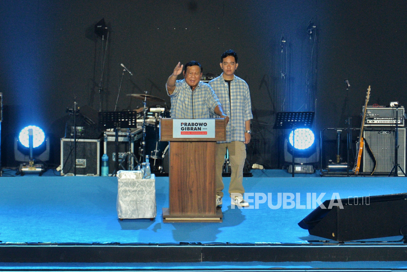 Paslon capres dan cawapres nomor urut 2 Prabowo Subianto dan Gibran Rakabuming Raka menyampaikan pidato kemenangan menurut quick count