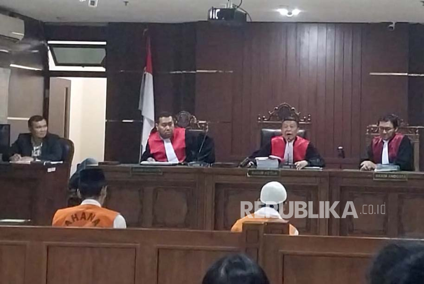 Dua terdakwa kasus mutilasi korban Redho Tri Agustian saat sidang pembacaan tuntutan dari jaksa di Pengadilan Negeri (PN) Sleman, Kamis (25/1/2024). 