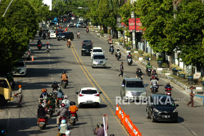 Kendaraan melintas di jalur Pantura Tegal, Jawa Tengah, Rabu (27/5/2020). Dampak ditutupnya tol menuju arah Jakarta pada H+3 Lebaran, arus balik jalur Pantura dari arah Jawa Tengah menuju Jakarta terpantau ramai dan lancar
