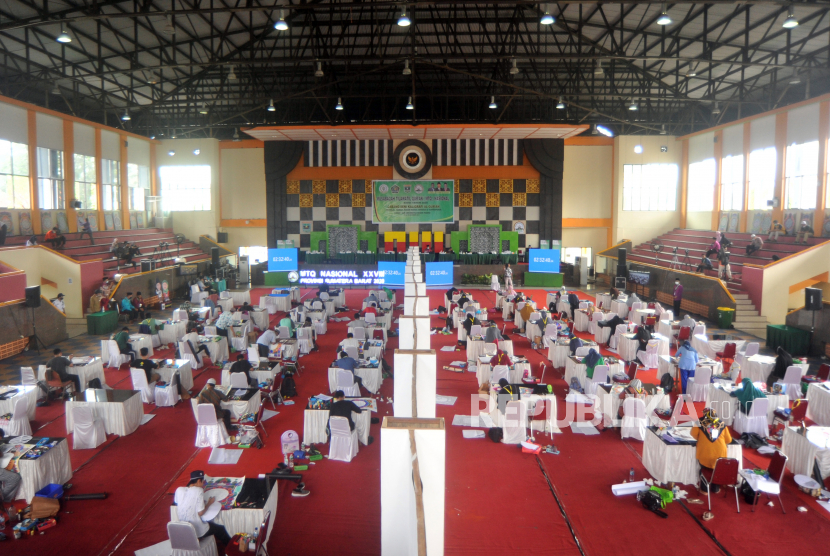 Sejumlah peserta dengan menerapkan jaga jarak mengikuti lomba kaligrafi MTQ Nasional ke-28 di GOR UNP, Padang, Sumatera Barat.