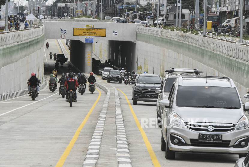 Sejumlah kendaraan melintasi terowongan (underpass) Bulak Kapal di Bekasi, Jawa Barat, Sabtu (1/1/2022). Kementerian PUPR menguji coba terowongan (underpass) bulak kapal selama dua hari untuk mengurangi kepadatan lalu lintas di wilayah tersebut. ANTARA FOTO/ Fakhri Hermansyah/rwa.