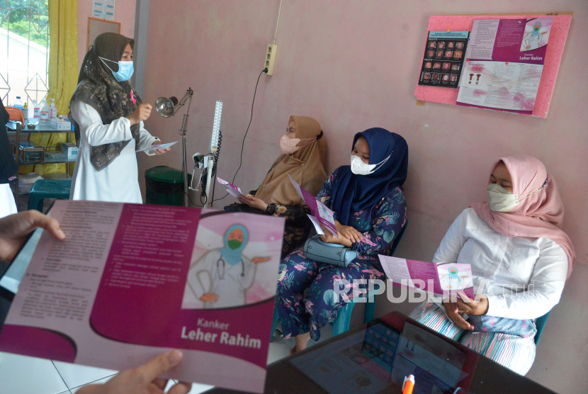 Petugas kesehatan (kiri) mengedukasi deteksi dini kanker serviks melalui metode Inspeksi Visual Asam Asetat ( IVA ) kepada warga di Puskesmas Batoh, Banda Aceh, Aceh, Rabu (22/12/2021). 