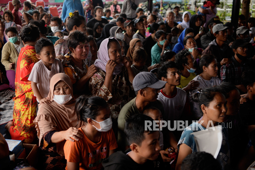Sejumlah pengungsi korban kebakaran depo Pertamina Plumpang saat beraktivitas di RPTRA Rasela, Rawa Badak, Jakarta, Sabtu (4/3/2023). Anggota DPRD DKI sebut korban kebakaran Plumpang sebaiknya dipindah ke rusunawa.