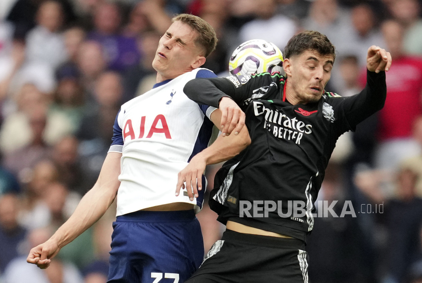 Pemain Arsenal Kai Havertz berebut bola dengan pemain Tottenham Micky van de Ven