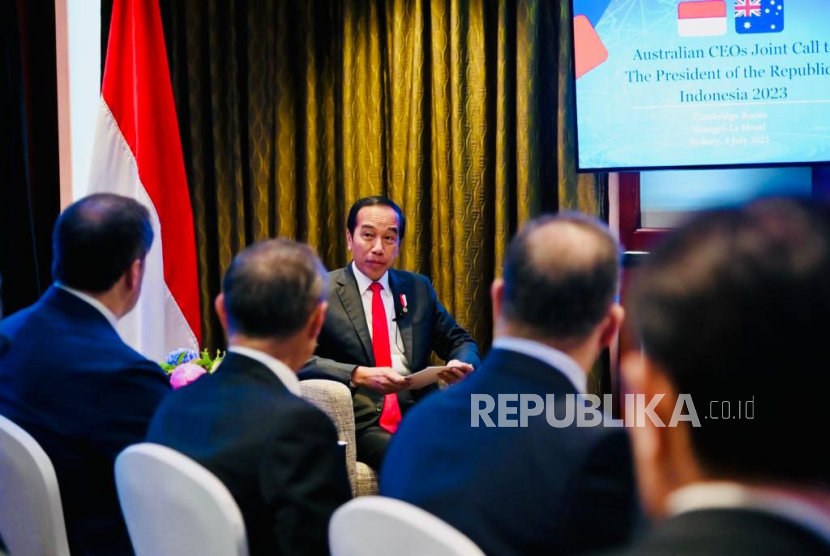 Presiden Joko Widodo (Jokowi) melakukan pertemuan dengan pimpinan perusahaan terkemuka di Australia, pada Selasa (4/7/2023). Dalam pertemuan yang digelar di ruang pertemuan Hotel Shangri-La di Sydney, Jokowi menyampaikan fokus kunjungannya ke Australia untuk memperkuat kerjasama ekonomi.