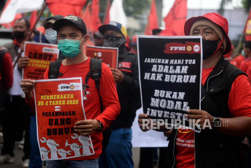 Sejumlah buruh berunjuk rasa di depan Kantor Kementrian Ketenagakerjaan, Jakarta. Partai Buruh dan Serikat Buruh meminta Menteri Ketenagakerjaan (Menaker) Ida Fauziyah mencabut Peraturan Menaker (Permenaker) Nomor 2 Tahun 2022 tentang Tata Cara dan Persyaratan Pembayaran Manfaat Jaminan Hari Tua (JHT). Hal ini menyusul pernyataan Menaker bahwa aturan tersebut tengah direvisi.