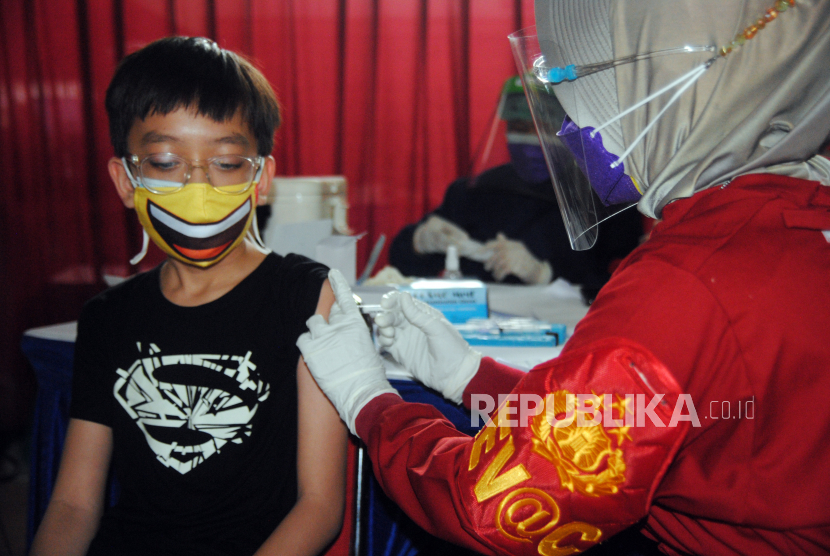 Petugas kesehatan menyuntikkan vaksin COVID-19 kepada seorang remaja saat vaksinasi massal di Gedung Graha Widya Wisuda IPB University, Dramaga, Kabupaten Bogor, Jawa Barat, Selasa (3/8/2021). Vaksinasi massal yang diikuti masyarakat umum, pelajar, mahasiswa dan pegawai IPB dengan target 10 ribu dosis vaksin tersebut sebagai upaya mempercepat program vaksinasi COVID-19 di Indonesia. 