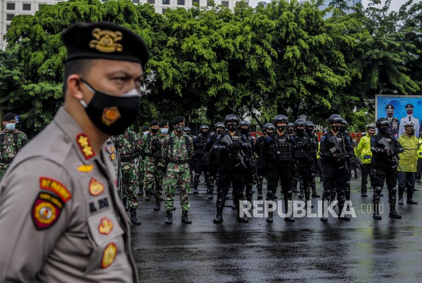 Sejumlah petugas gabungan saat melaksanakan apel pengamanan tahun baru 2021 di Mapolda Metro Jaya, Jakarta, Kamis (31/12). 