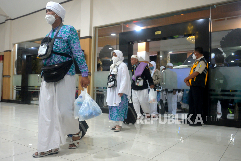 Jamaah haji kloter satu Debarkasi Solo saat tiba di Asrama Haji Donohudan, Boyolali, Jawa Tengah (ilustrasi). 