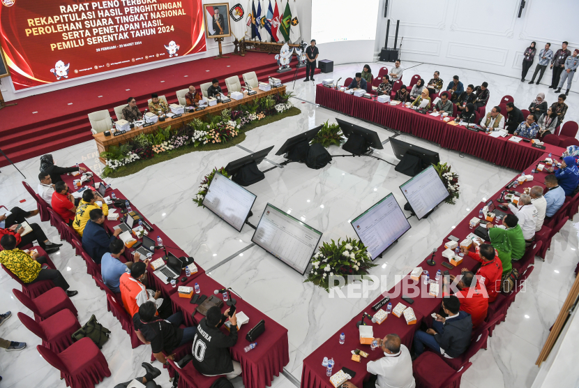 Ketua Komisi Pemilihan Umum (KPU) Hasyim Asyari berdiskusi dalam rekapitulasi. Rekapitulasi pilpres mancanegara, Prabowo menang di 66 PPLN, diikuti Ganjar dan Anies.
