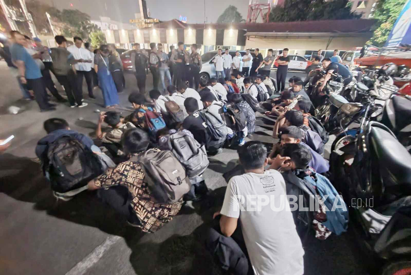 Sebanyak 38 pelajar yang terdiri dari empat sekolah tingkat SMP dan SMA di Depok dan Bogor diamankan Polres Metro Depok, Senin (2/10/2023). Polisi menciduk puluhan pelajar yang sebelumnya telah membuat janji tawuran dengan sekolah lain lewat media sosial Instagram.