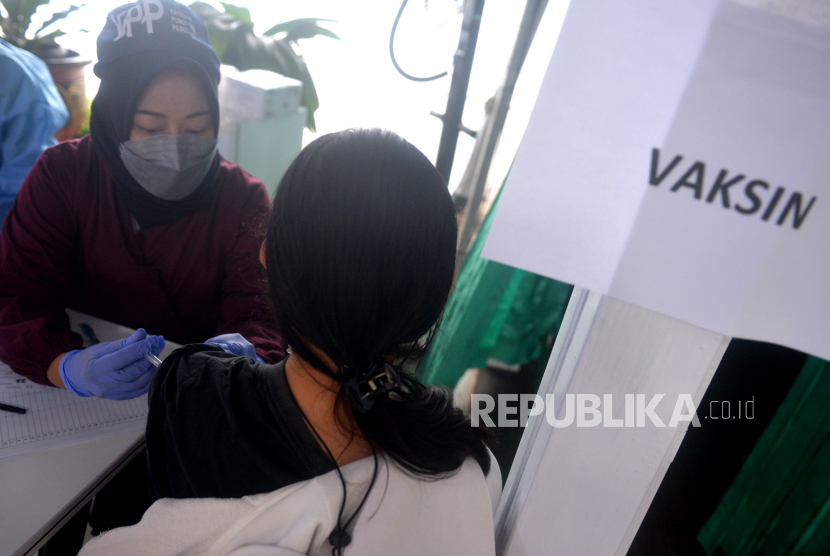 Calon penumpang kereta api jarak jauh mengikuti vaksinasi merah putih di Stasiun Yogyakarta, Rabu (31/8/2022). Satuan Tugas (Satgas) COVID-19 melaporkan jumlah warga Indonesia yang telah menerima vaksinasi COVID-19 dosis ketiga atau penguat pertama mencapai 60,90 juta jiwa hingga Jumat (2/9/2022) pukul 12.00 WIB.