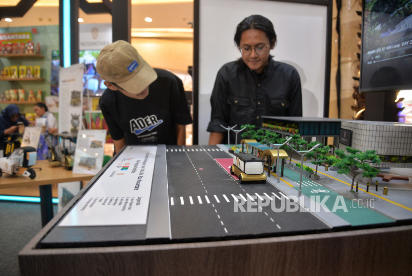Pengunjung berada di lokasi Nusantara Fair 2024 di Mall Kota Kasablanka, Jakarta, Jumat (26/1/2024). 