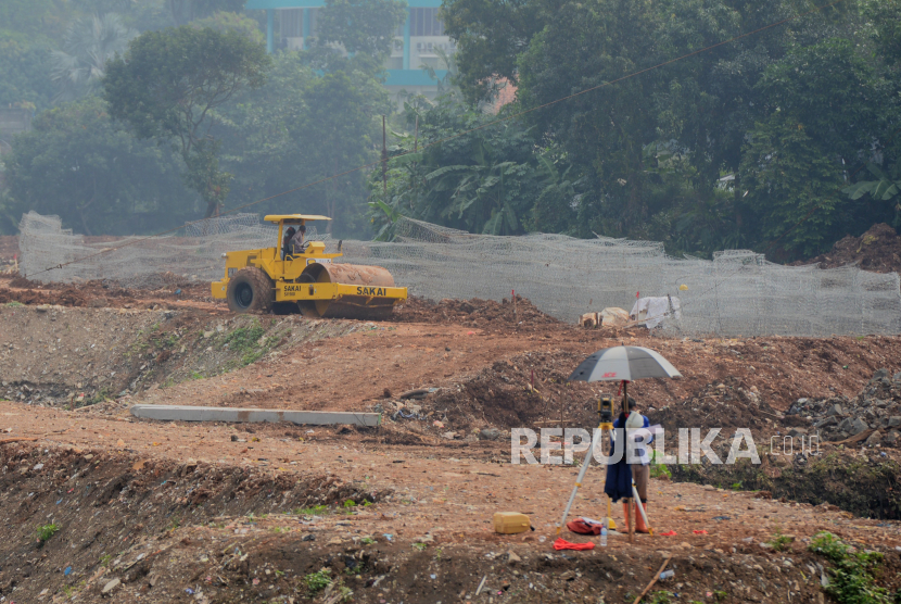 Sejumlah pekerja menggunakan alat berat saat menyelesaikan pembangunan Waduk Lebak Bulus, Jakarta. Pemprov DKI Jakarta sebut Waduk Brigif dan Lebak Bulus didesain untuk menampung kali.