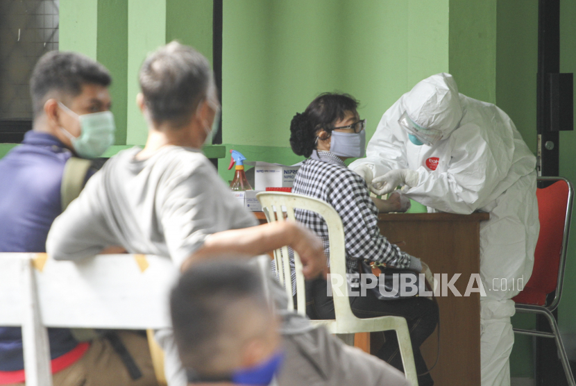 Tenaga medis mengambil sampel darah untuk rapid test di Puskesmas Abadijaya, Depok, Jawa Barat, Jumat (27/3/2020). Pemerintah Kota Depok melaksanakan rapid test yang dilakukan untuk Orang Dalam Pengawasan (ODP) di sejumlah Puskesmas di kota tersebut