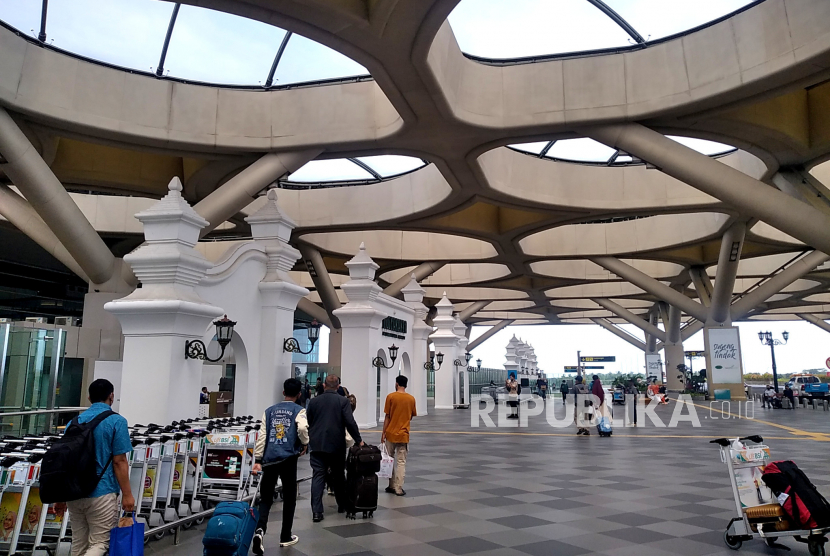 Calon penumpang di terminal keberangkatan Bandara Internasional Yogyakarta, Senin (6/2/2023). PT Angkasa Pura I (AP I) memproyeksi volume penumpang pesawat udara selama periode mudik Lebaran 2023 akan kembali normal seperti sebelum masa pandemi Covid-19.