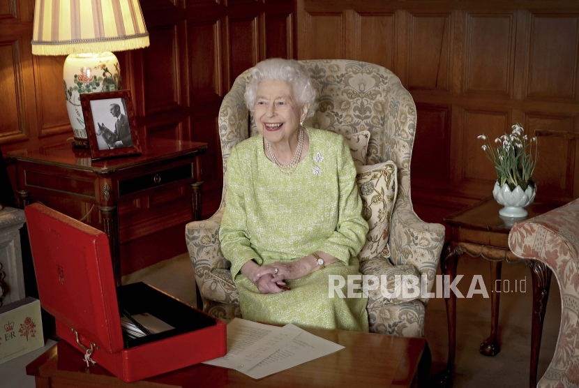 Dalam gambar selebaran yang dirilis oleh Istana Buckingham pada 6 Februari 2022, Ratu Inggris Elizabeth II difoto di Sandringham House untuk menandai dimulainya Tahun Jubilee Platinum Yang Mulia, pada 2 Februari 2022 di Sandringham, Inggris