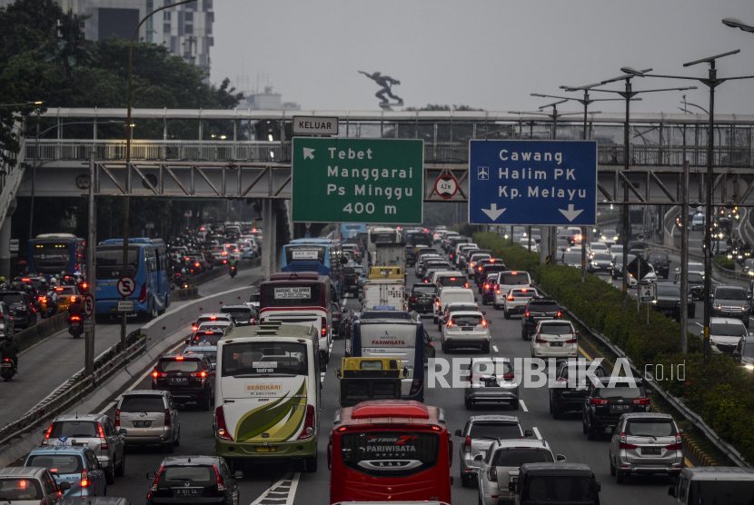 Sejumlah kendaraan terjebak kemacetan saat jam pulang kerja di Tol Dalam Kota, Jakarta Selatan, Selasa (1/11/2022). 