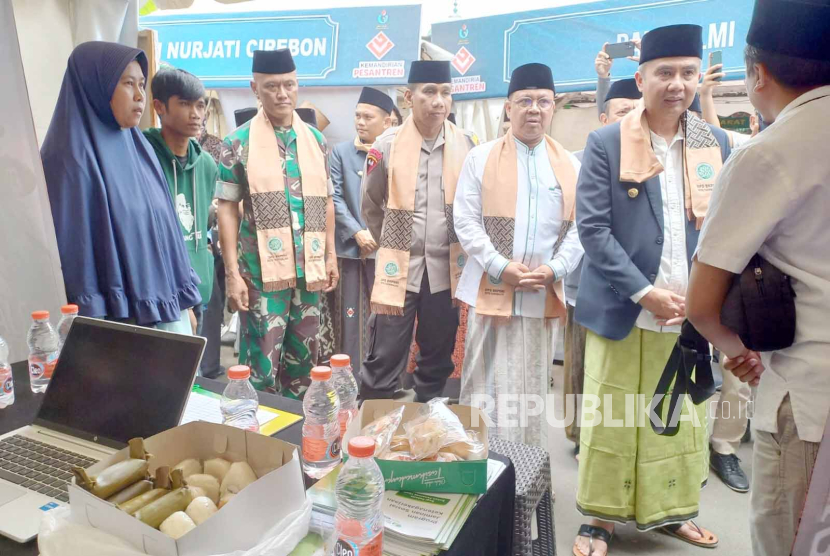 Penjabat (Pj) Gubernur Jawa Barat Bey Machmudin mengunjungi stan produk ekspo kemandirian pesantren di area Kompleks Olahraga Dadaha, Kota Tasikmalaya, Ahad (22/10/2023).