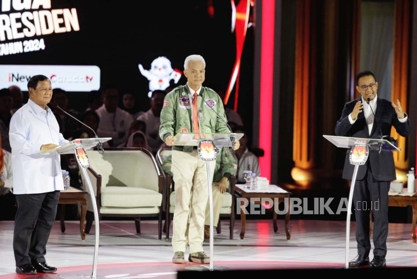 Capres nomor urut 1 Anies Baswedan beradu gagasan dengan capres nomor urut 2 Prabowo Subianto dan capres nomor urut 3 Ganjar Pranowo saat debat di Istora Senayan, Jakarta, Ahad (7/1/2024).