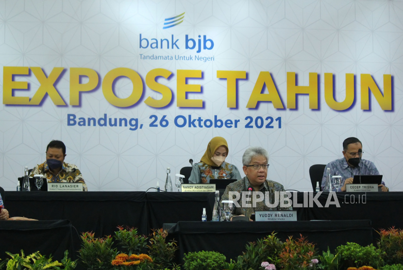 Dirut Bank BJB Yuddy Renaldi bersama para direksi menyampaikan paparan saat Analyst Meeting Triwulan 3 dan Public Expose Bank BJB 2021, di Menara Bank BJB Jalan Naripan, Kota Bandung, Selasa (26/10). Bank BJB berhasil membubuhkan laba bersih Rp1,4 triliun atau tumbuh 17,5% secara year on year. Total nilai aset yang dimiliki Bank BJB pun tumbuh sebesar 7,9% year on year (y-o-y) menjadi Rp159,3 triliun memasuki kuartal ke-3 di 2021.