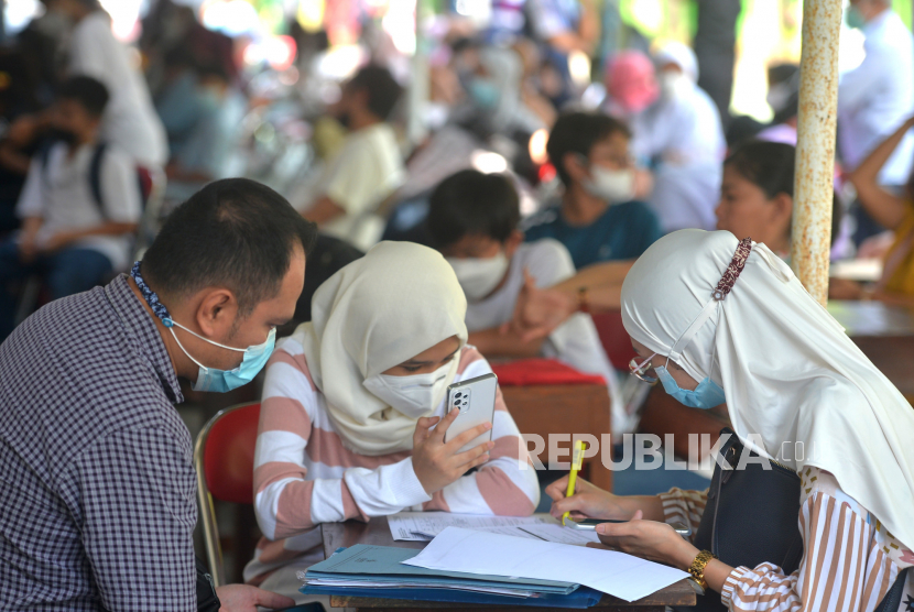 Orang tua wali mengisi formulir daftar ulang PPDB di SMPN 5 Yogyakarta, Kamis (23/6/2022). 