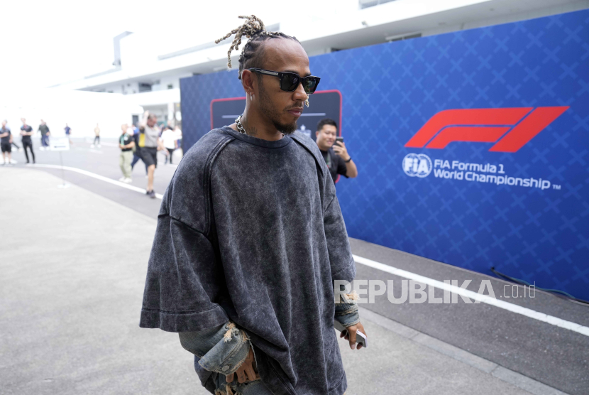 British Formula One driver Lewis Hamilton of Mercedes-AMG Petronas walks through the paddock ahead of the third practice session of the Japanese Formula One Grand Prix in Suzuka, Japan, 23 September 2023. The Japanese Formula One Grand Prix will take place on 24 September 2023.  