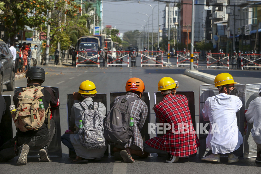  Pengunjuk rasa anti-kudeta dan polisi anti huru hara berhadapan di Mandalay, Myanmar, Rabu, 24 Februari 2021. Para pengunjuk rasa yang menentang perebutan kekuasaan militer di Myanmar kembali ke jalan-jalan kota pada Rabu, beberapa hari setelah pemogokan umum menutup toko-toko dan membawa banyak orang untuk didemonstrasikan.