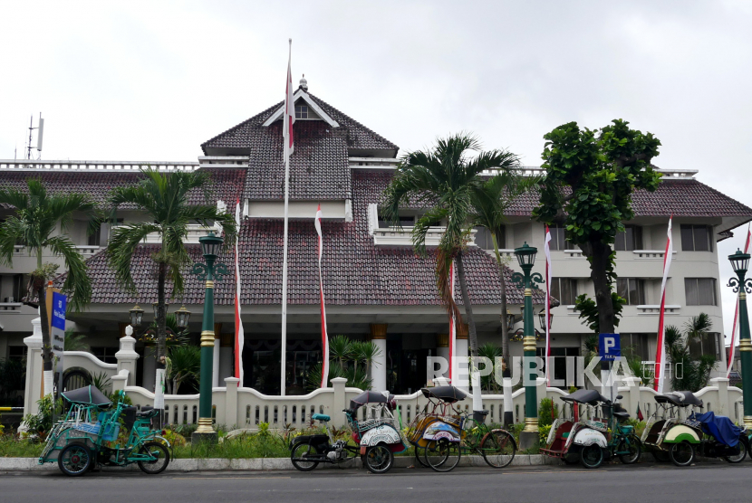 Becak terparkir di depan hotel,  Yogyakarta, Selasa (3/8). 