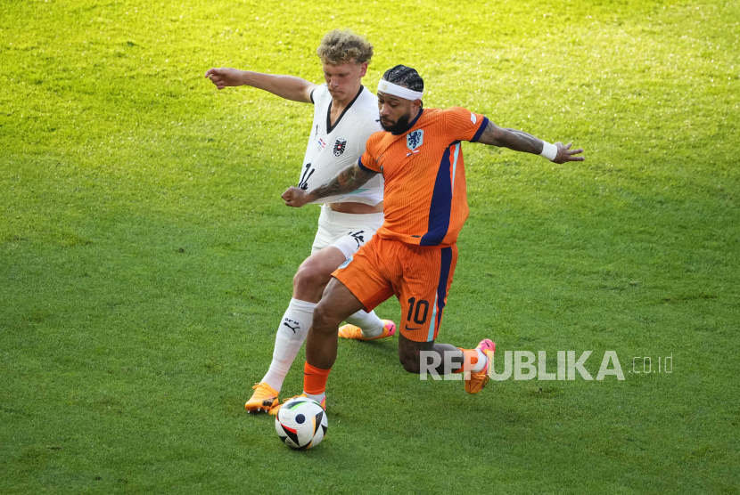 Penyerang Belanda Memphis Depay (kanan)