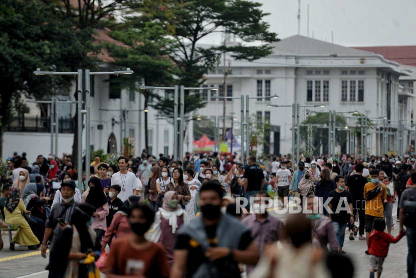 Pengunjung memadati area wisata Kota Tua, Jakarta. Pemerintah Kota Jakarta Barat (Pemkot Jakbar) menyiapkan kawasan Kota Tua untuk menyambut pengunjung saat libur anak sekolah saat Ramadhan dan Lebaran 2023 sekitar 21-28 April tahun ini (ilustrasi).