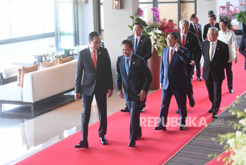 Presiden Joko Widodo (kiri) berjalan bersama dengan sejumlah kepala negara ASEAN saat pembukaan KTT ke-42 ASEAN di Labuan Bajo, NTT, Rabu (10/5/2023). KTT ke-42 ASEAN mengangkat tema ASEAN Matters: Epicentrum of Growth. 
