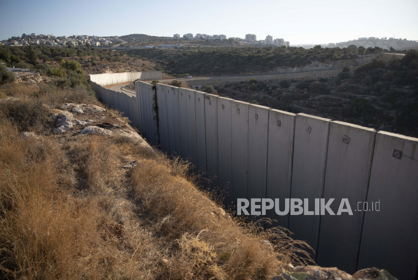  Bagian dari pembatas pemisah Israel memisahkan antara pemukiman Israel Modi