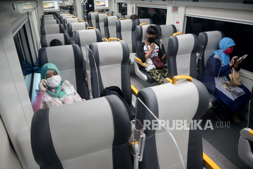 Penumpang berada di dalam gerbong kereta bandara di Stasiun BNI City, Jakarta, Rabu (1/7). Kereta api bandara  Soekarno-Hatta kembali melayani penumpang mulai hari ini Rabu (1/7) dengan menerapkan protokol kesehatan pencegahan Covid-19 yang harus dipatuhi bagi para calon penumpang dan petugas.Prayogi/Republika.