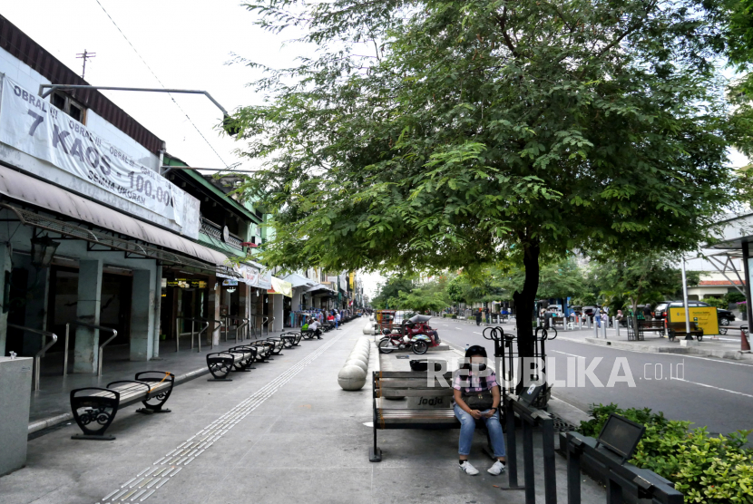 Wisatawan beristirahat di kursi Kawasan Malioboro, Yogyakarta, Selasa (8/9). Kawasan Malioboro tampak sepi dibanding hari biasanya. Beberapa pedagang di zona 3 tidak berjualan. Hal ini menyusul salah satu pedagang kaki lima positif terjangkit covid-19. Berdasarkan hasil penelusuran ada 15 orang yang memiliki riwayat kontak. Pemkot Yogyakarta belum memiliki opsi untuk menutup Malioboro. Dan pedagang yang memiliki riwayat kontak yang menutup lapaknya.